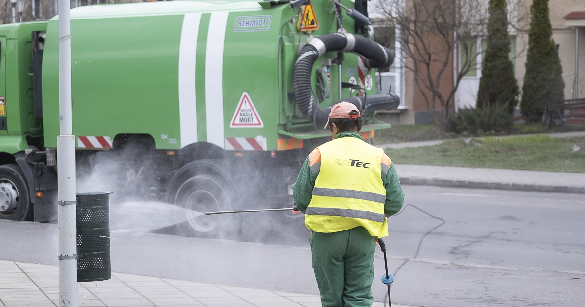 Elkezdték a köztéri nagytakarítást